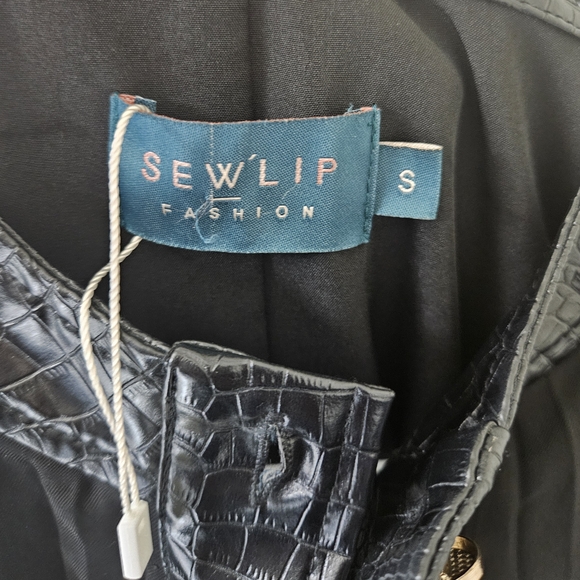 Black Long-Sleeve Pleated Dress - Picture 3 of 5